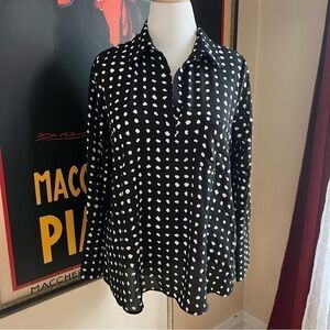 PLEIONE Black Cream Polka Dot Pleated Back Split Neck Chiffon Hi-Lo Shirt Blouse